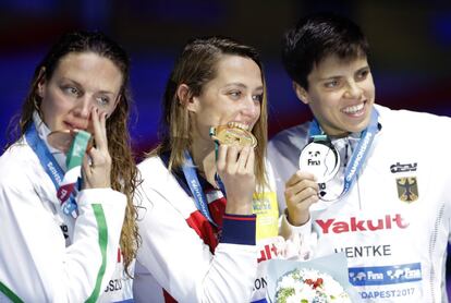 La nadadora española muerde el oro, junto a la húngara Katinka Hosszu, medalla bronce, y a la alemana Franziska Hentke, plata.
