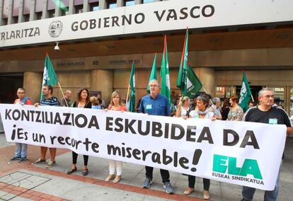Concentración de ELA delante de la delegación del Gobierno vasco, en Bilbao.