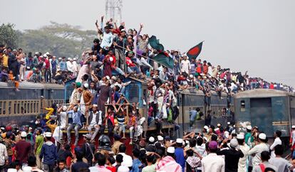 Musulmanes bangladesíes abandonan en tren la ciudad de Tongi, a unos 30 kilómetros al norte de Dhaka (Bangladés), tras asistir al Biswa Ijtema, el segundo encuentro de musulmanes más multitudinario del mundo que tiene lugar del 15 al 18 de febrero.