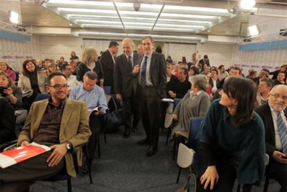 Manuel Chaves y Valeriano Gómez, reunidos ayer con cargos del PSOE.