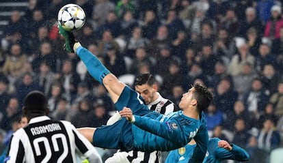 (FILES) In this file photo taken on April 03, 2018 Real Madrid's Portuguese forward Cristiano Ronaldo (C) overhead kicks and scores during the UEFA Champions League quarter-final first leg football match between Juventus and Real Madrid at the Allianz Stadium in Turin on April 3, 2018.  Real Madrid announced on July 10, 2018 the transfer of Cristiano Ronaldo to Italy's Juventus, with the Portuguese superstar saying the time had come