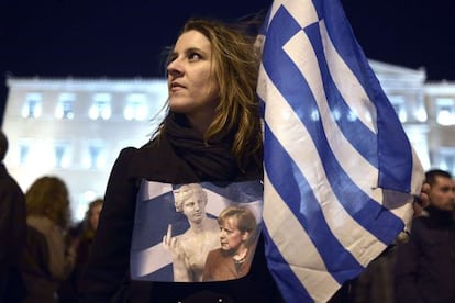 Una mujer protesta contra Alemania en una manifestación en Atenas.