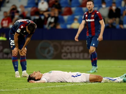 Enes Unal, en el suelo, tras fallar una ocasión contra el Levante.