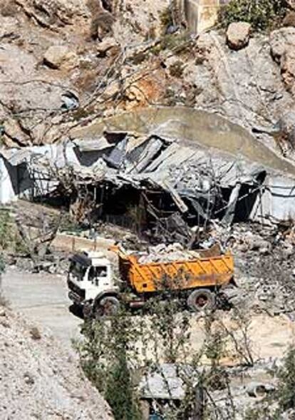 Daños causados por aviones israelíes en un campamento palestino en Siria.