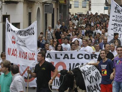 La manifestación contra la instalación de la incineradora recorrió ayer por la tarde las calles de L'Alcora.