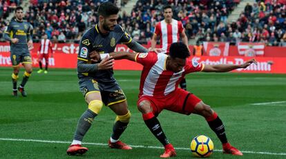 Mojica protege el balón ante Toledo.