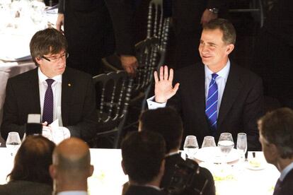 El rey Felipe VI y el presidente de la Generalitat, Carles Puigdemont, durante la cena de bienvenida a los asistentes al Mobile World Congress.