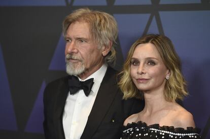 Los actores Harrison Ford, de 77 años, y Calista Flockhart, de 54, se casaron en 2010, después de ocho años de vida en común. Se conocieron en la gala de los Globos de Oro en 2002 y su matrimonio supuso la tercera boda del actor.