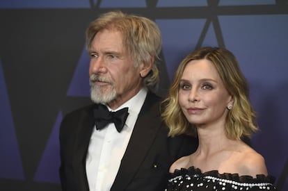 Los actores Harrison Ford, de 77 años, y Calista Flockhart, de 54, se casaron en 2010, después de ocho años de vida en común. Se conocieron en la gala de los Globos de Oro en 2002 y su matrimonio supuso la tercera boda del actor.