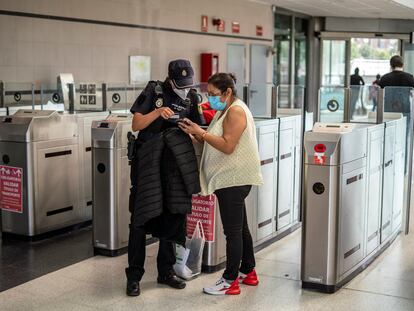 Controles de la Policía Nacional en la estación de tren de Entrevias de Madrid el lunes.