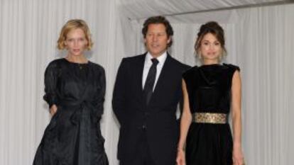 Uma Thurman y Arpad Busson, junto a la reina Rania de Jordania.