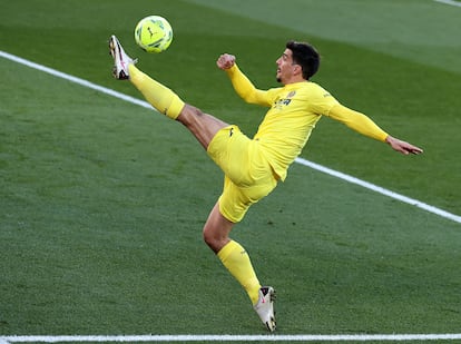 Gerard Moreno controla un balón.