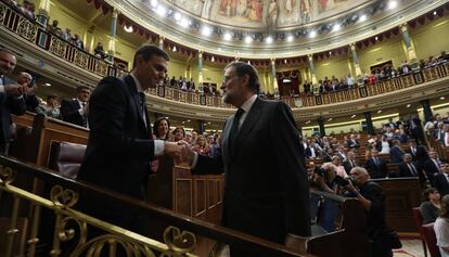 Salutació entre Sánchez i Rajoy després de la moció de censura del 2018.