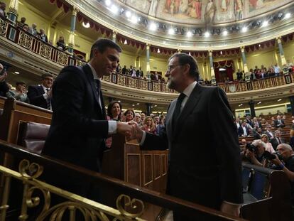 Salutació entre Sánchez i Rajoy després de la moció de censura del 2018.