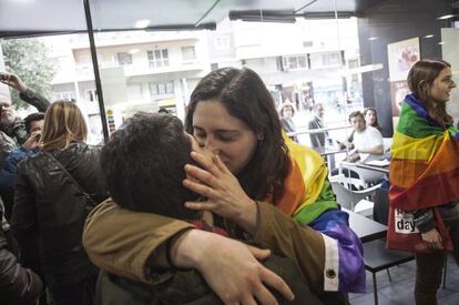 Dues dones es fan un petó a la cafeteria on van expulsar una parella.