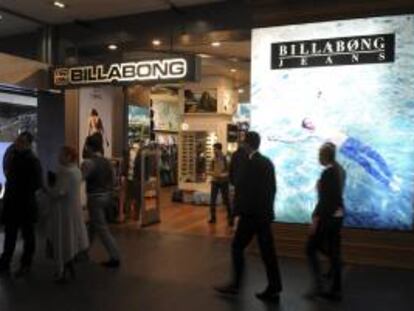 En la imagen, clientes caminan junto a una tienda "outlet" de Billabong en Melbourne (Australia). EFE/Archivo