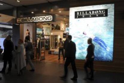 En la imagen, clientes caminan junto a una tienda "outlet" de Billabong en Melbourne (Australia). EFE/Archivo