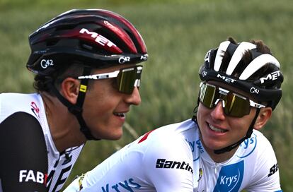 Marc Soler, a la izquierda, y Pogacar, charlan durante la tercera etapa del Tour.