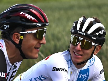 Marc Soler, a la izquierda, y Pogacar, charlan durante la tercera etapa del Tour.