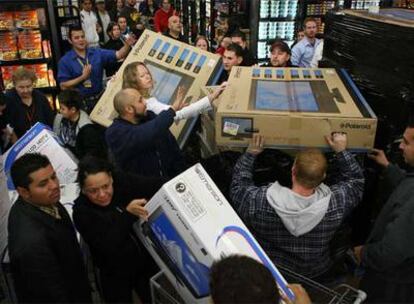 Varias personas compran televisores en un Wal-Mart el día que empiezan las rebajas prenavideñas en Estadis Unidos.