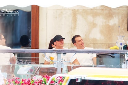 El actor Orlando Bloom, después de conocerse su separación con la cantante Katy Perry, también ha sido visto en Venecia este jueves 26 de junio, antes de las celebraciones nupciales de Bezos y Sanchez. En los últimos días, una cuestión que ha generado muchos comentarios es la de que el actor acudiría solo a la boda. La razón es que la cantante es buena amiga de la novia, tanto por el viaje espacial de Blue Origin en el que ambas eran tripulantes, como porque pasó con Sanchez buena parte de su despedida de soltera en París. Sin embargo, la razón de que Bloom acuda sin Perry a la boda, más allá de su ruptura, es que la cantante está embarcada en una gira mundial y el fin de semana de los festejos tiene varios conciertos en la ciudad de Perth (Australia).