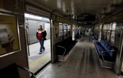 Un vagón de un subterráneo vació el pasado 6 de agosto, en la estación de Constitución de la línea C de Buenos Aires (Argentina), que se encuentra parada a raíz de la huelga por demandas salariales, en las seis líneas de metro y Premetro de la Asociación Gremial de Trabajadores del Subte y Premetro. EFE/Archivo