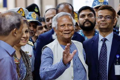 Muhammad Yunus llegó este jueves al aeropuerto internacional de Daca, Bangladés, para liderar el Gobierno de transición.