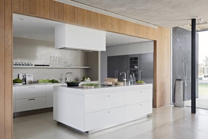 El diseño de la cocina
es de Box3 Interiores
Ibiza con mobiliario de la
firma italiana Arclinea y
pavimento de cemento
pulido. Las botellas
de agua son de Tine K
Home, y los platos de
madera, de Muubs.
