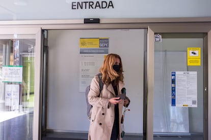 Una mujer entra en una oficina del Servicio Público de Empleo Estatal, en Madrid, el pasado mes de abril.