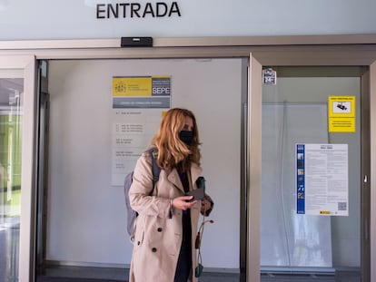 Una mujer entra en una oficina del Servicio Público de Empleo Estatal, en Madrid, el pasado mes de abril.