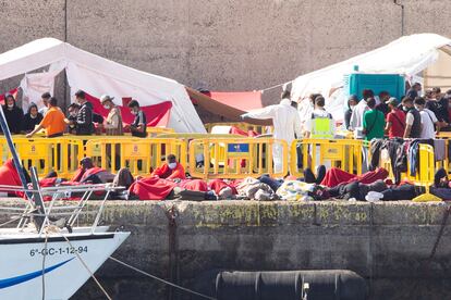 Llegada el pasado 12 de noviembre de 81 personas rescatadas de una patera y un cayuco en el muelle de Arguineguín.