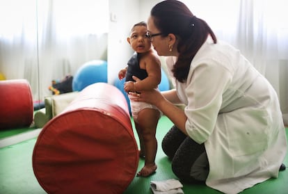 Doctores y progenitores adaptan los tratamientos para asistir adecuadamente a los bebés con el trastorno de microcefalia. Joao, de pie, junto a la doctora Pepita Duran en Recife.