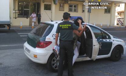 Imagen facilitada por la Guardia Civil de las detenciones.