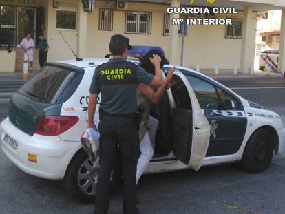 Imagen facilitada por la Guardia Civil de las detenciones.