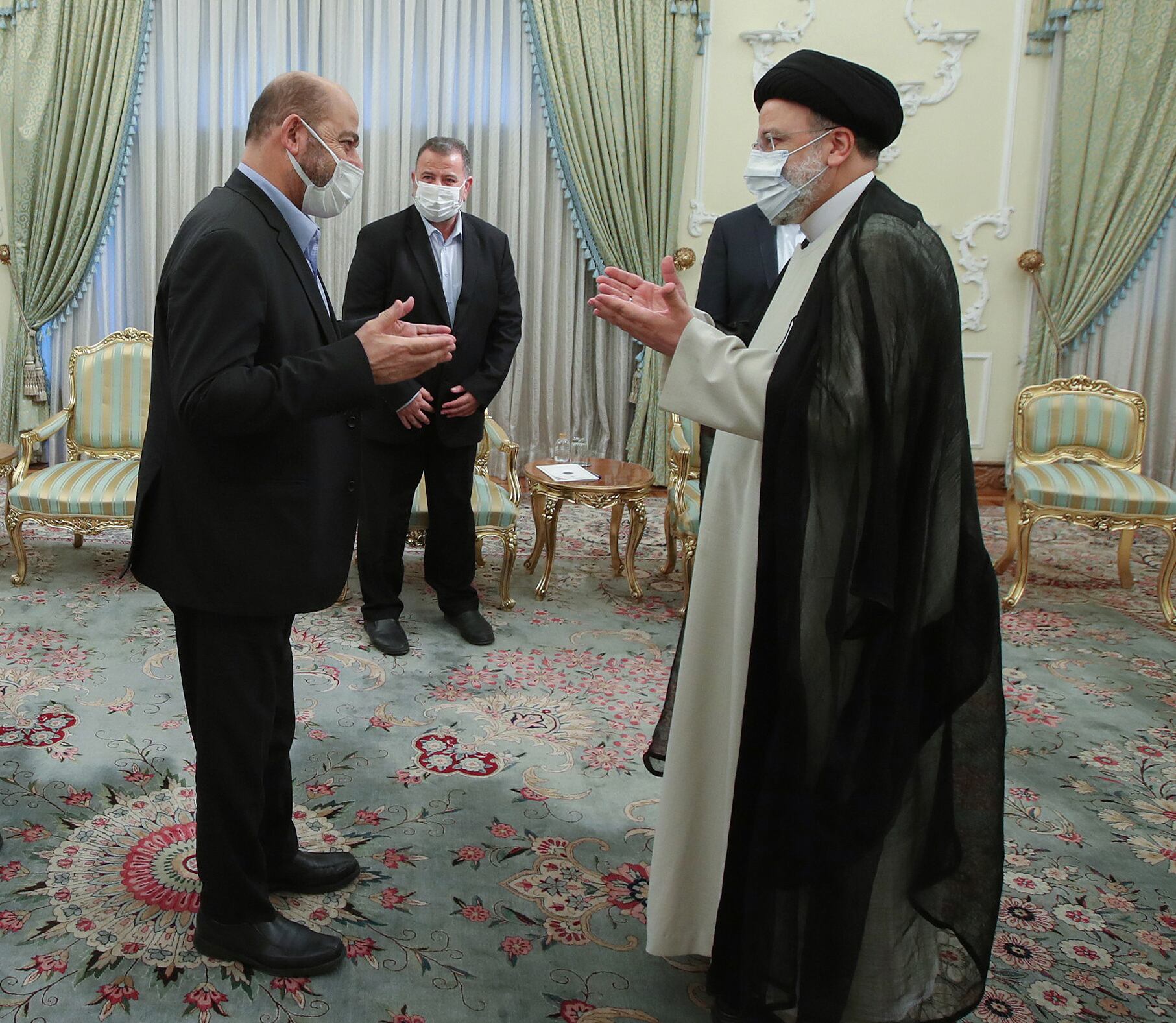 El presidente de Irán, Ebrahim Raisí (a la derecha), recibe en Teherán a una delegación de la milicia palestina Hamás, el 6 de agosto de 2021.