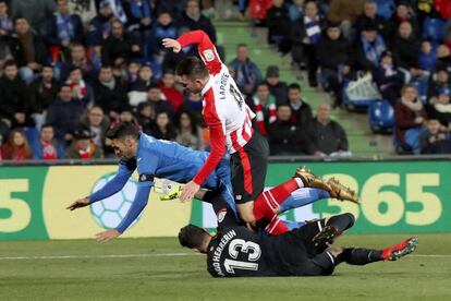 Jorge Molina cae ante Laporte y Herrerín.