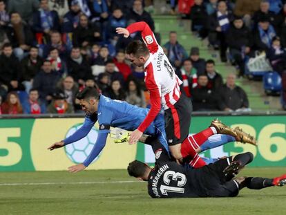 Jorge Molina cae ante Laporte y Herrer&iacute;n.