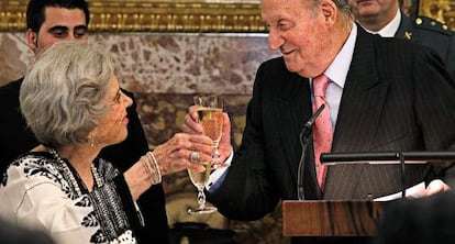 Elena Poniatowska brinda con el rey Juan Carlos tras recoger el Premio Cervantes de las Letras.