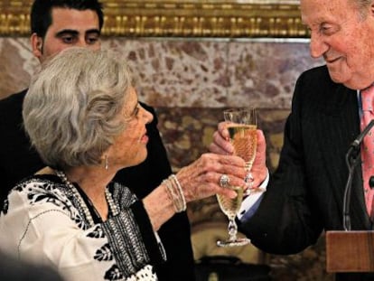 Elena Poniatowska brinda con el rey Juan Carlos tras recoger el Premio Cervantes de las Letras.