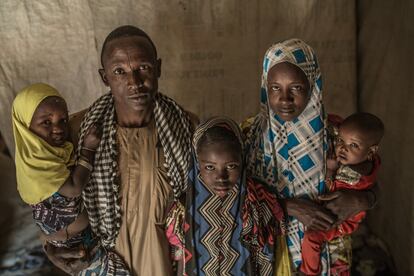 Makinta Usmane y Yajane Buker llegaron con sus tres hijos hace dos años al campo de refugiados de Sayan. Ahí han tenido un hijo más.