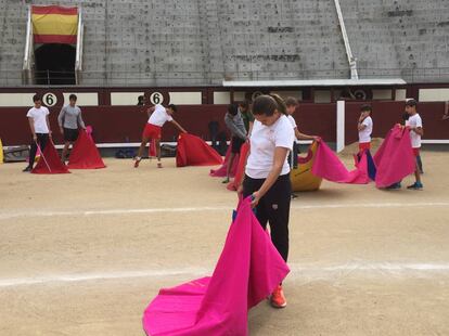 Un grupo de niños y niñas 'juegan al toro' en la plaza de Las Ventas.