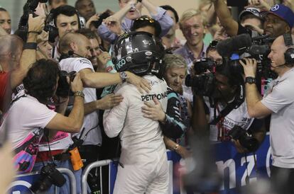 Nico Rosberg celebrando la victoria con el equipo Mercedes.