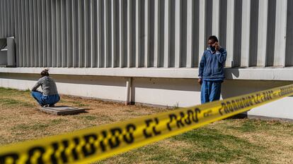 Pacientes enfermos de coronavirus al exterior de la zona de confinamiento del Centro de Aislamiento Voluntario (CAV), al sur de Ciudad de México