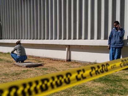 Pacientes enfermos de coronavirus al exterior de la zona de confinamiento del Centro de Aislamiento Voluntario (CAV), al sur de Ciudad de México.