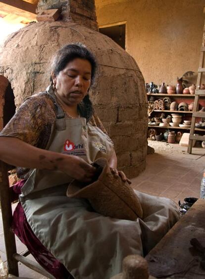 Una alfarera trabaja una pieza, ayer en Santa Fe de la Laguna.