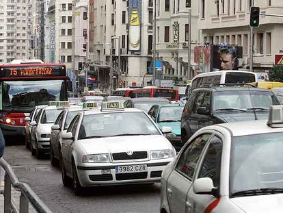 Atasco en la Gran Vía de Madrid, una de las más transitadas de la ciudad.