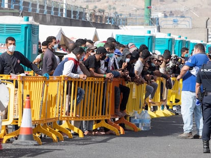 Un grupo de inmigrantes en el muelle de Arguineguín (Gran Canaria), este lunes.