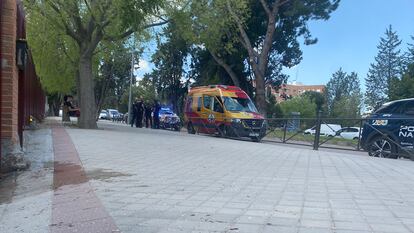 La puerta del colegio en el que la víctima ha pedido ayuda, al fondo, la ambulancia que lo ha atendido.