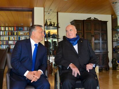 El primer ministro húngaro, Viktor Orbán, y el excanciller Helmut Kohl, en la casa de este en Ludwigshafen (Alemania), el 19 de abril.