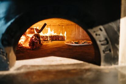 Cada pizza se cocina en un imponente horno de leña de piedra refractaria, fabricado a mano en Nápoles, de 2.500 kilos. Permanece encendido de forma ininterrumpida, para garantizar una temperatura de servicio de 500 ºC.